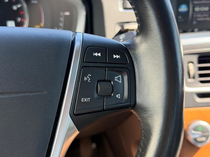 Volvo S60 Inscription Vehicle Full-screen Gallery Image 17
