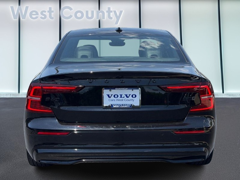 Volvo S60 Vehicle Full-screen Gallery Image 05