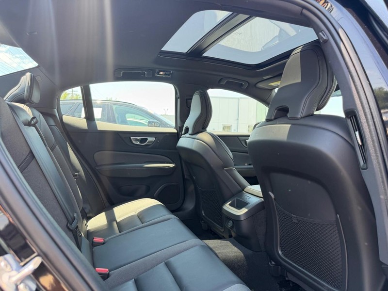 Volvo S60 Vehicle Full-screen Gallery Image 10