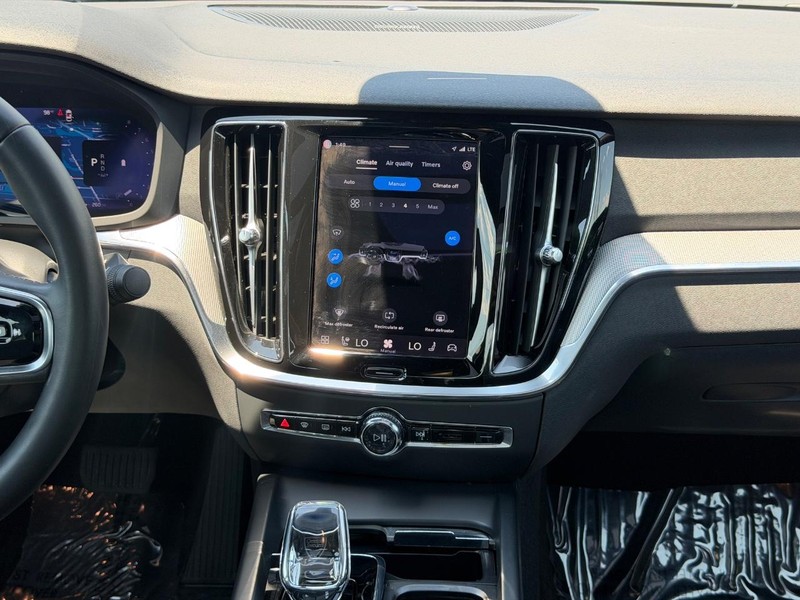 Volvo S60 Vehicle Full-screen Gallery Image 13