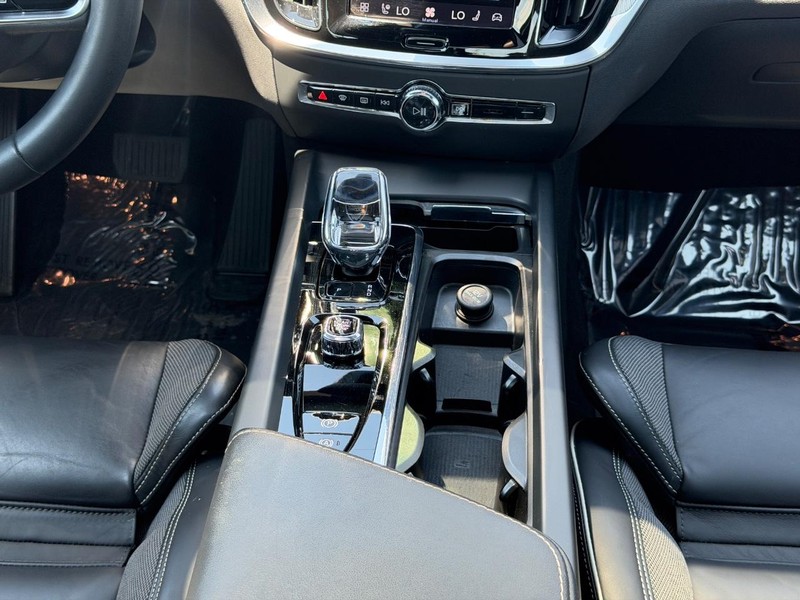 Volvo S60 Vehicle Full-screen Gallery Image 14