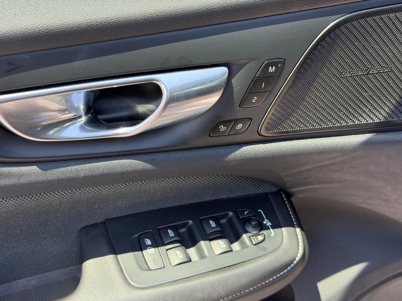 Volvo S60 Vehicle Full-screen Gallery Image 15