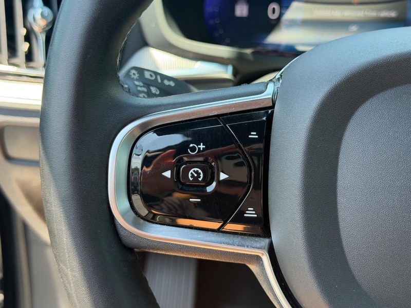 Volvo S60 Vehicle Full-screen Gallery Image 16