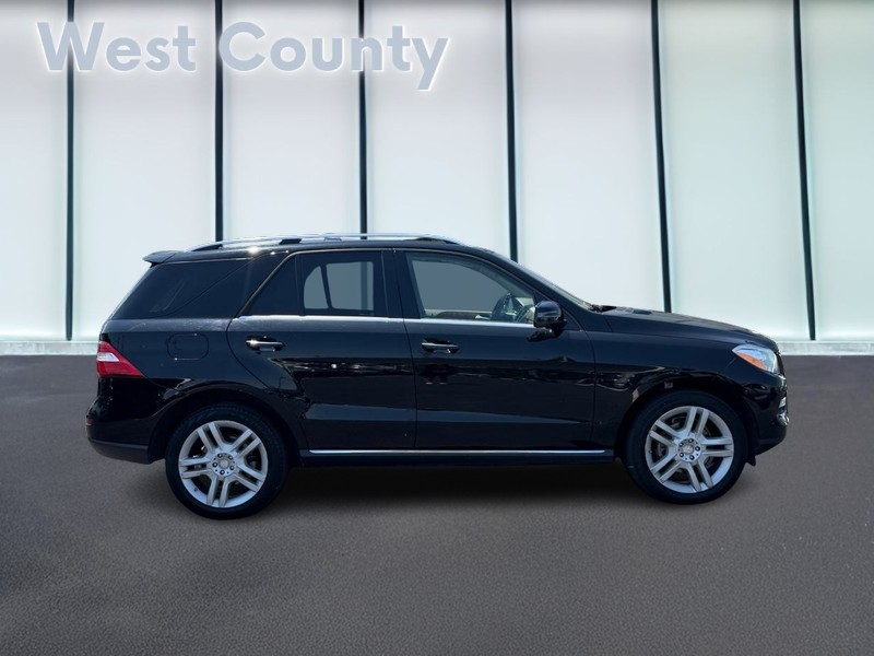 Mercedes-Benz M-Class Vehicle Full-screen Gallery Image 02