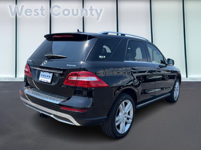 Mercedes-Benz M-Class Vehicle Full-screen Gallery Image 03