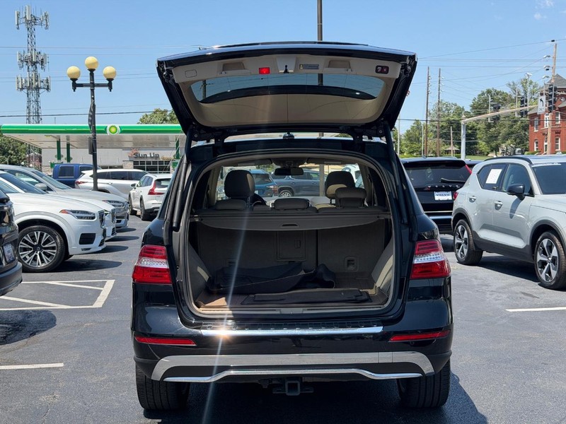 Mercedes-Benz M-Class Vehicle Full-screen Gallery Image 04