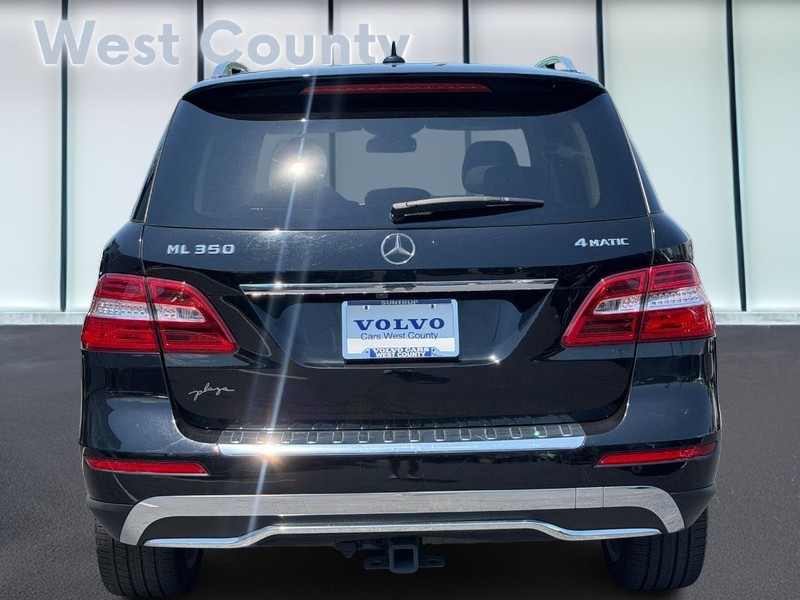 Mercedes-Benz M-Class Vehicle Full-screen Gallery Image 05