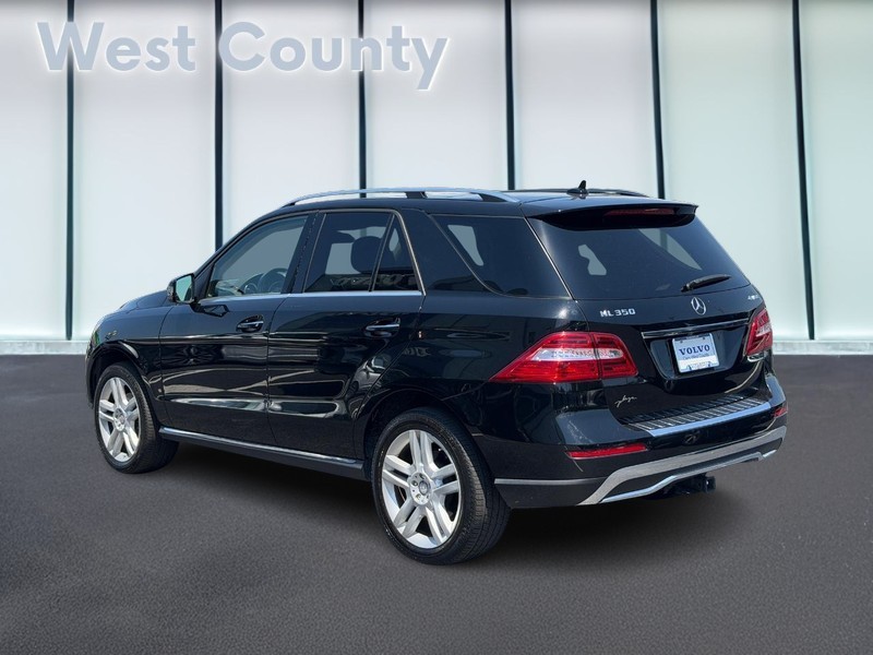 Mercedes-Benz M-Class Vehicle Full-screen Gallery Image 06