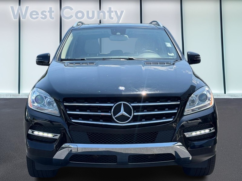 Mercedes-Benz M-Class Vehicle Full-screen Gallery Image 09
