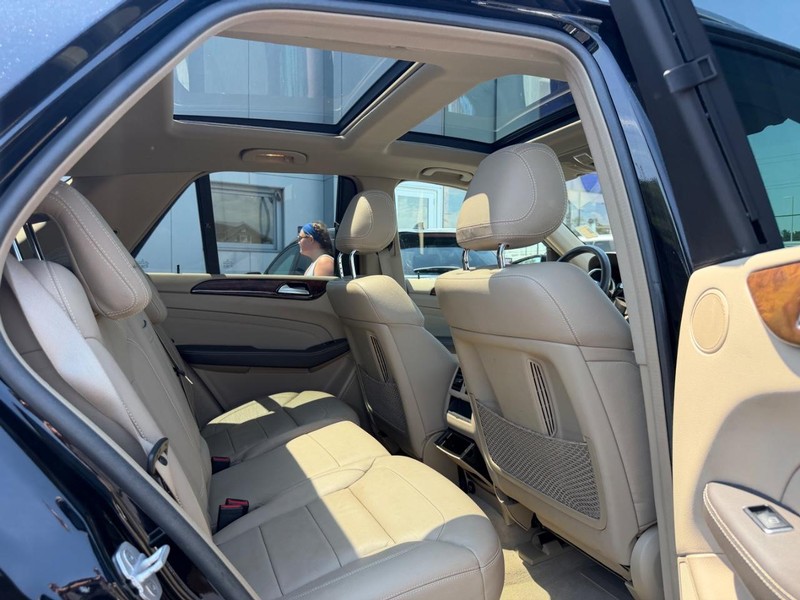 Mercedes-Benz M-Class Vehicle Full-screen Gallery Image 10