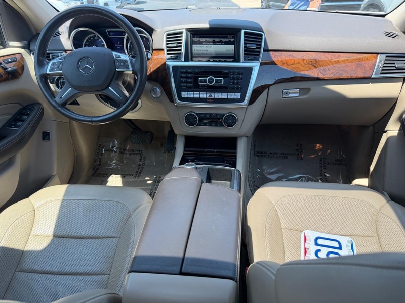 Mercedes-Benz M-Class Vehicle Full-screen Gallery Image 11