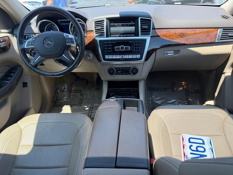 Mercedes-Benz M-Class Vehicle Full-screen Gallery Image 12