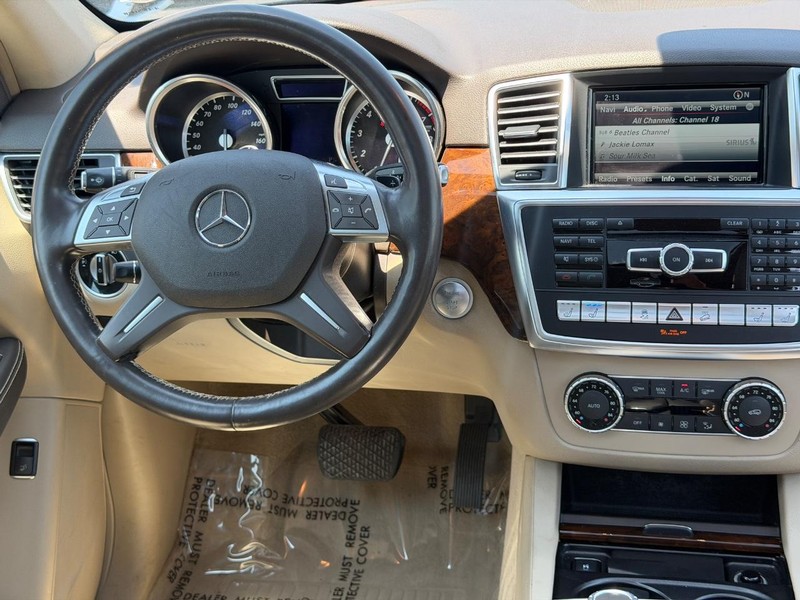 Mercedes-Benz M-Class Vehicle Full-screen Gallery Image 13