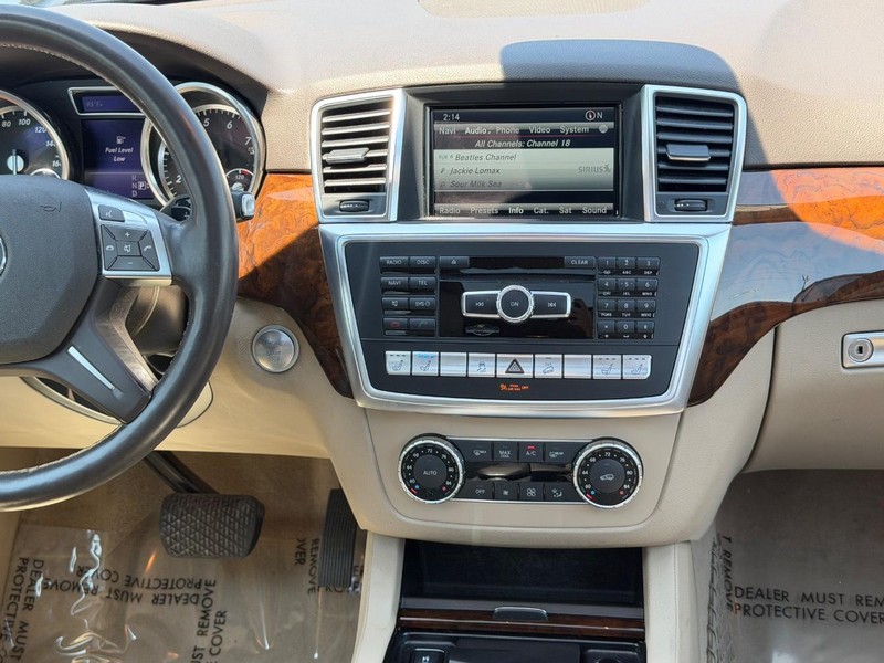 Mercedes-Benz M-Class Vehicle Full-screen Gallery Image 14
