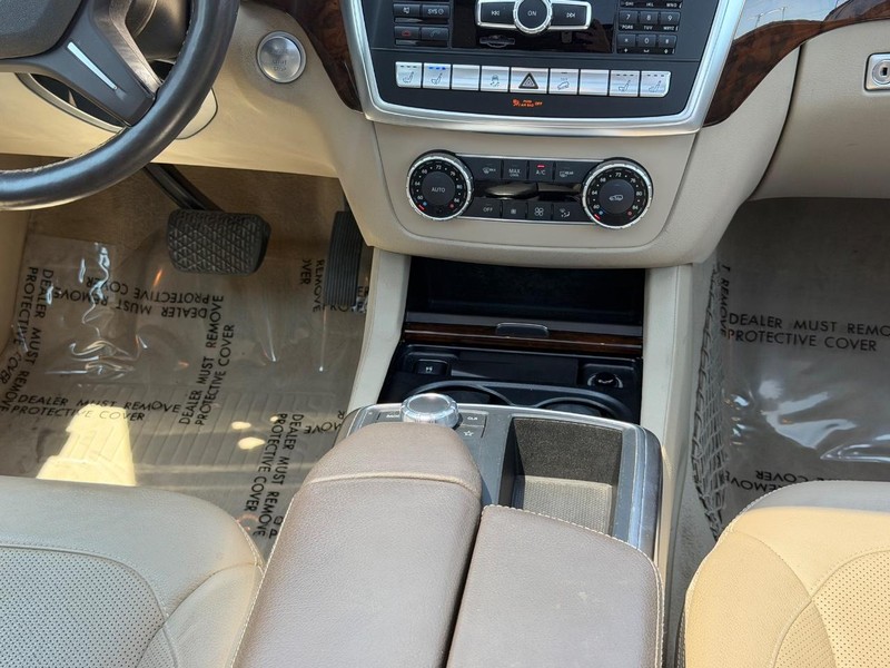 Mercedes-Benz M-Class Vehicle Full-screen Gallery Image 15