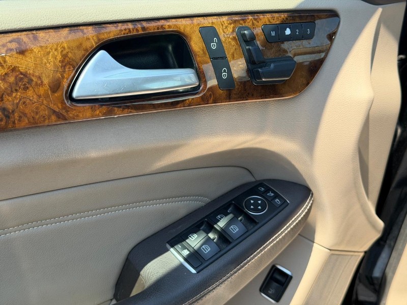 Mercedes-Benz M-Class Vehicle Full-screen Gallery Image 16