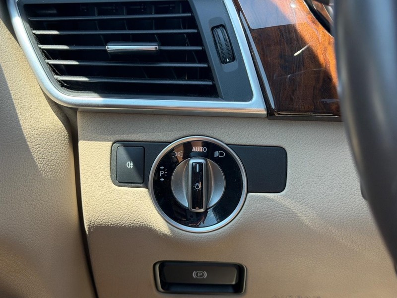 Mercedes-Benz M-Class Vehicle Full-screen Gallery Image 17