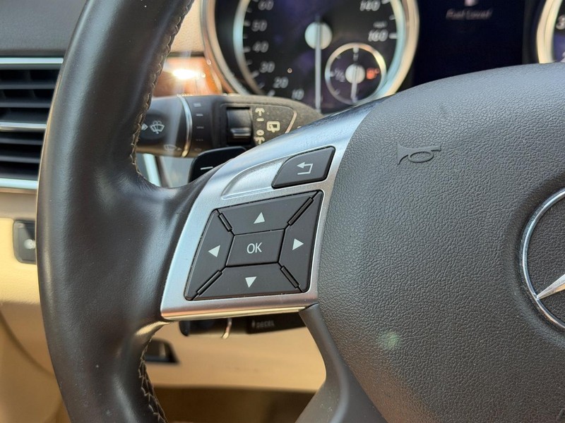 Mercedes-Benz M-Class Vehicle Full-screen Gallery Image 18