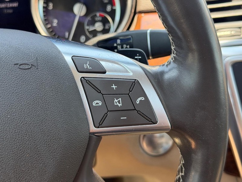 Mercedes-Benz M-Class Vehicle Full-screen Gallery Image 19
