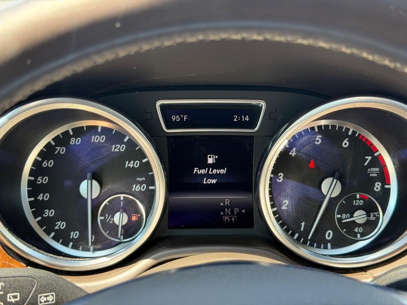 Mercedes-Benz M-Class Vehicle Full-screen Gallery Image 20