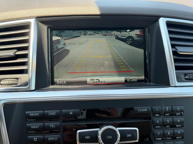 Mercedes-Benz M-Class Vehicle Full-screen Gallery Image 21