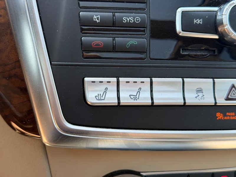 Mercedes-Benz M-Class Vehicle Full-screen Gallery Image 22