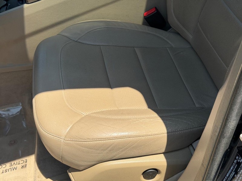 Mercedes-Benz M-Class Vehicle Full-screen Gallery Image 23