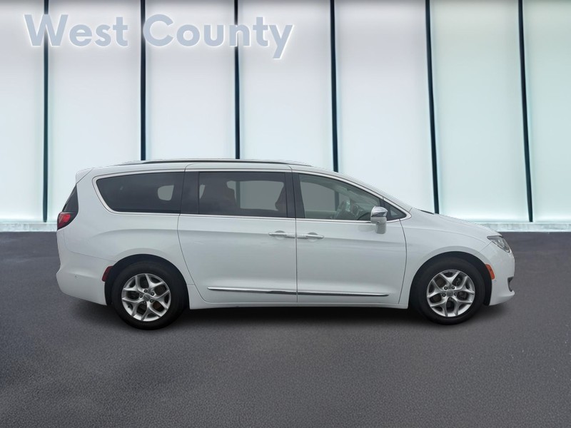 Chrysler Pacifica Vehicle Full-screen Gallery Image 02
