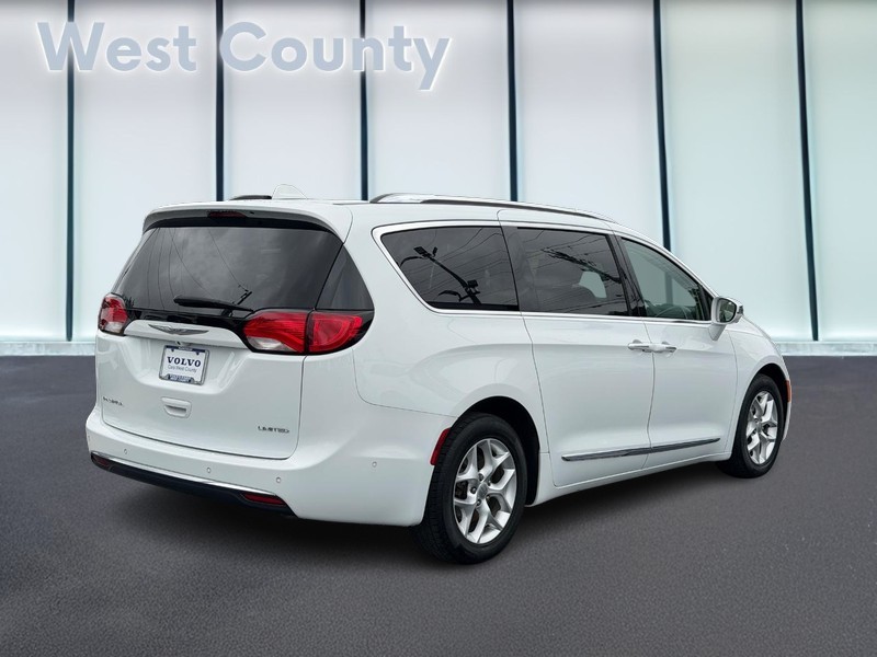 Chrysler Pacifica Vehicle Full-screen Gallery Image 03