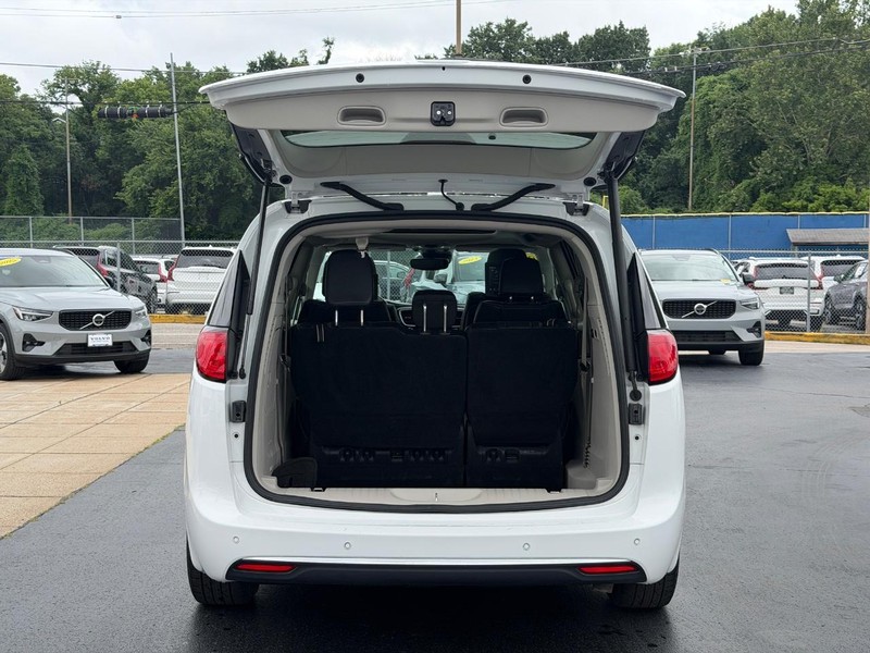 Chrysler Pacifica Vehicle Full-screen Gallery Image 04