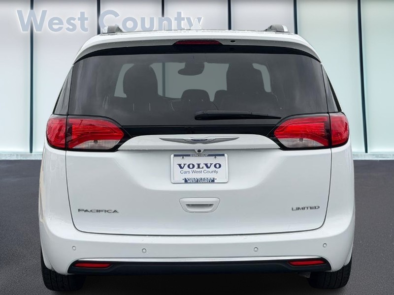 Chrysler Pacifica Vehicle Full-screen Gallery Image 05