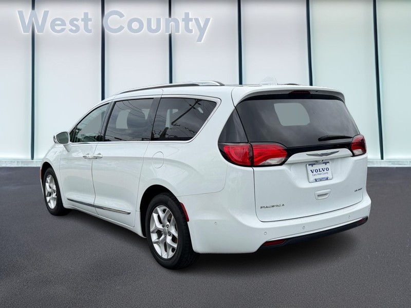 Chrysler Pacifica Vehicle Full-screen Gallery Image 06
