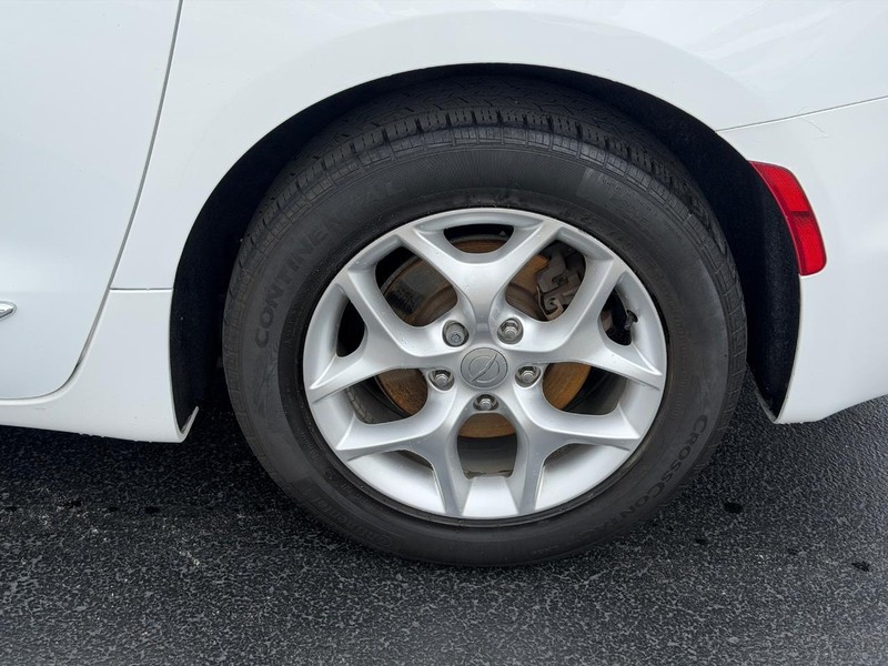 Chrysler Pacifica Vehicle Full-screen Gallery Image 07