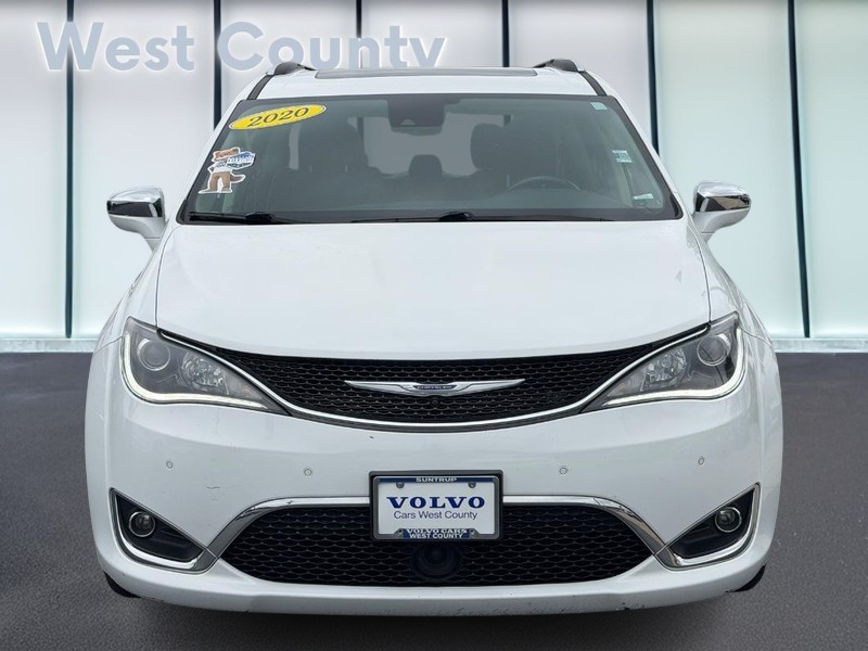 Chrysler Pacifica Vehicle Full-screen Gallery Image 09