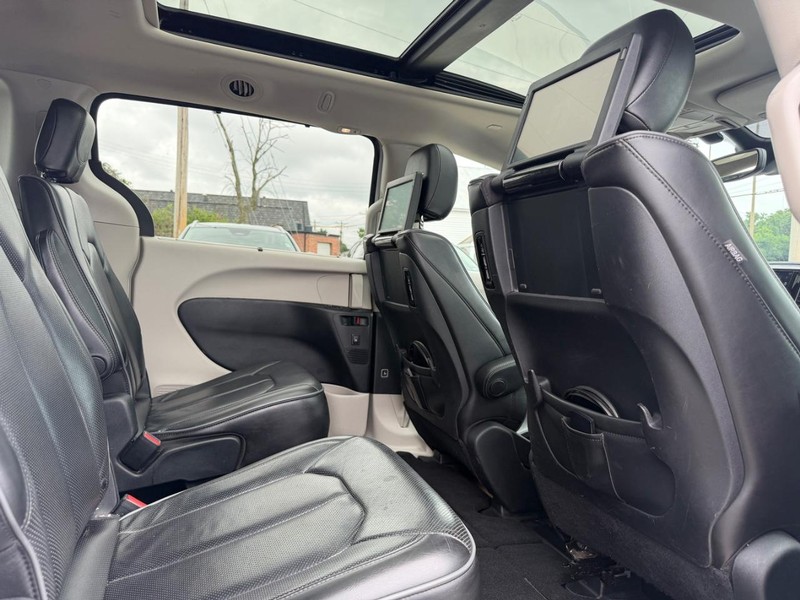Chrysler Pacifica Vehicle Full-screen Gallery Image 10