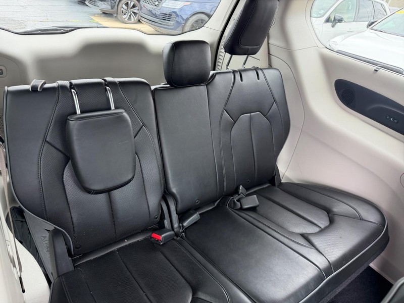 Chrysler Pacifica Vehicle Full-screen Gallery Image 11