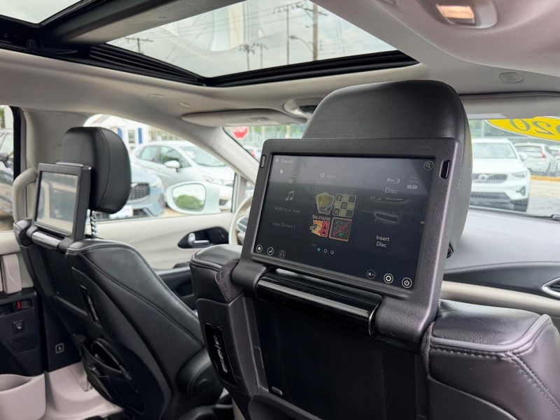 Chrysler Pacifica Vehicle Full-screen Gallery Image 12