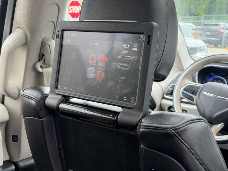 Chrysler Pacifica Vehicle Full-screen Gallery Image 13