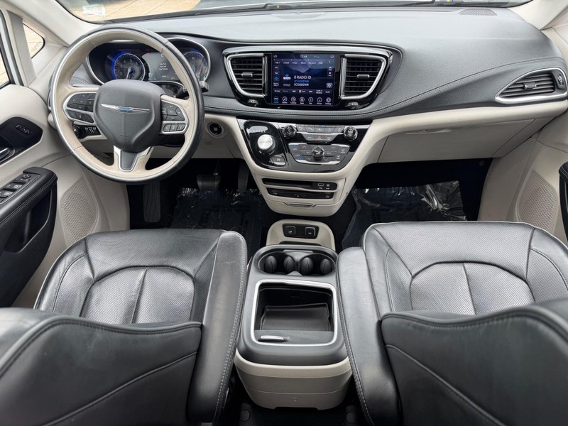 Chrysler Pacifica Vehicle Full-screen Gallery Image 14