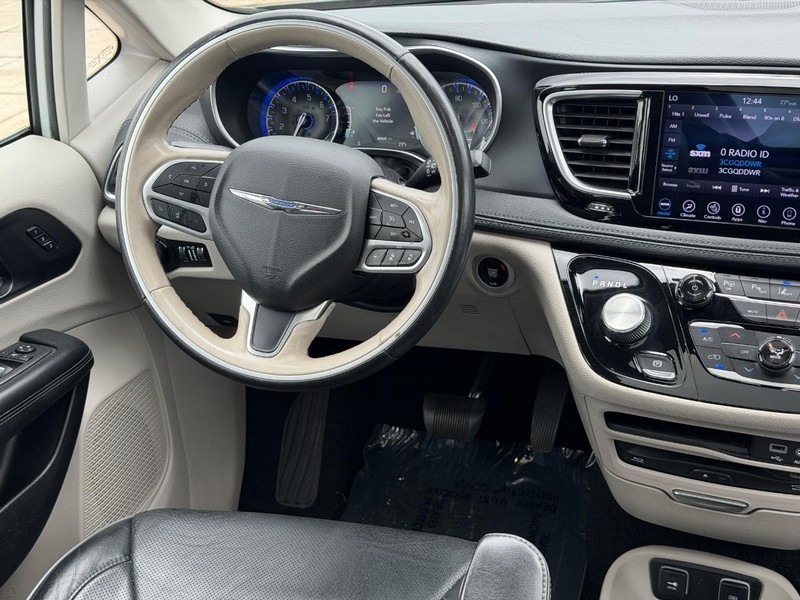 Chrysler Pacifica Vehicle Full-screen Gallery Image 15