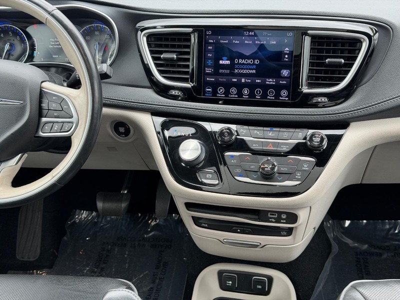 Chrysler Pacifica Vehicle Full-screen Gallery Image 16