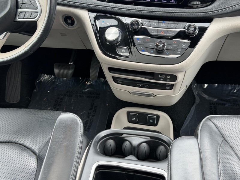 Chrysler Pacifica Vehicle Full-screen Gallery Image 17