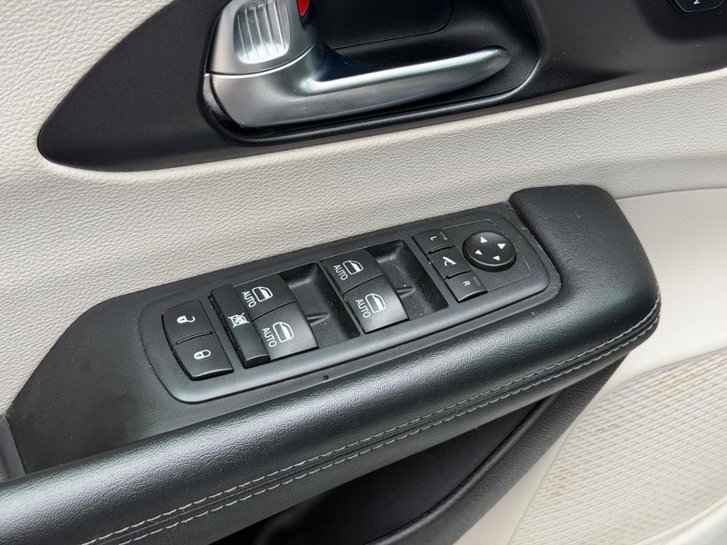 Chrysler Pacifica Vehicle Full-screen Gallery Image 18