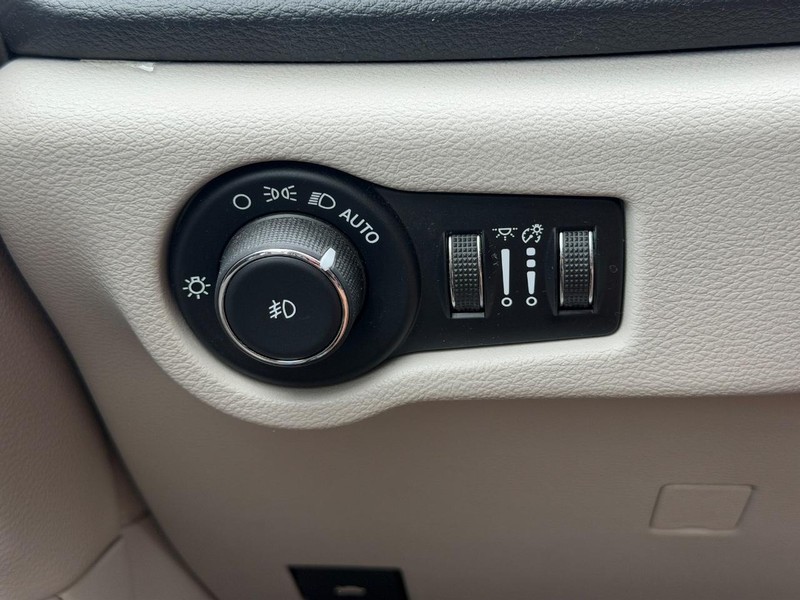 Chrysler Pacifica Vehicle Full-screen Gallery Image 19