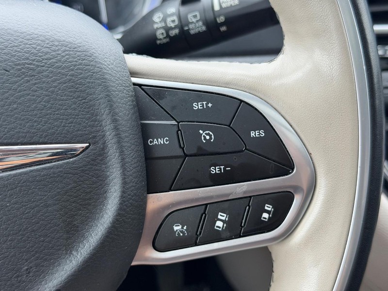 Chrysler Pacifica Vehicle Full-screen Gallery Image 21