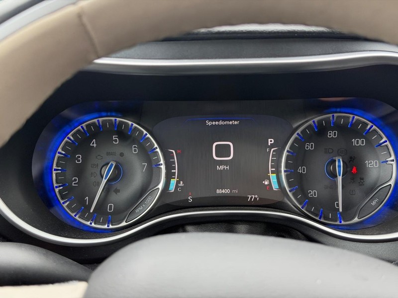Chrysler Pacifica Vehicle Full-screen Gallery Image 22