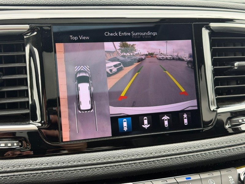 Chrysler Pacifica Vehicle Full-screen Gallery Image 24