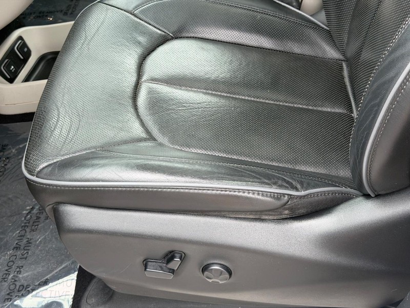 Chrysler Pacifica Vehicle Full-screen Gallery Image 25
