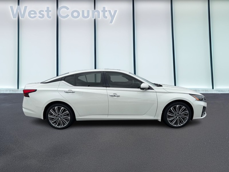 Nissan Altima Vehicle Full-screen Gallery Image 02