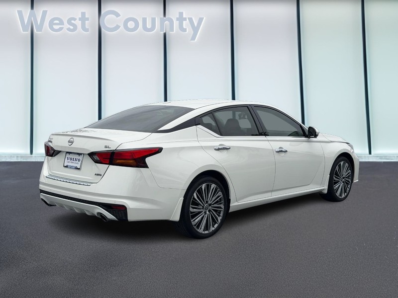 Nissan Altima Vehicle Full-screen Gallery Image 03